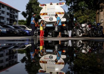 GANGGUAN bekalan air di 463 kawasan di Lembah Klang akibat pencemaran di Loji Rawatan Air Semenyih sudah semakin pulih menjelang tengah hari ini. - UTUSAN/ZULFADHLI ZAKI