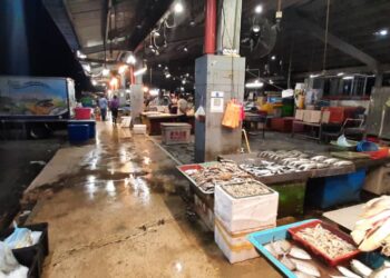 SUASANA lengang Pasar Borong Batu Berendam, Melaka ekoran ketiadaan pelanggan. - UTUSAN/AMRAN MULUP