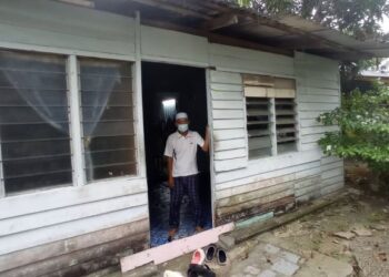 MUDA Salleh termenung di pintu  rumahnya selepas kini tidak mampu bekerja ketika ditemui di rumah sewanya di Kampung Tembioh, Kota Tinggi di Johor. -UTUSAN/MASTURAH SURADI