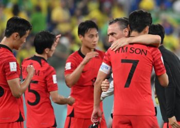 PAULO Bento memeluk pemain Korea Selatan selepas kekalahan kepada Brazil di pusingan 16 akhir Piala Dunia 2022. - AFP