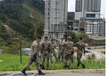 ANGGOTA keselamatan memasang kawat besi di sebuah apartment yang diduduki warga asing di Genting Highlands, Pahang.