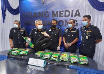 ABD. Jalil Hassan (dua kiri) menunjukkan dadah yang dirampas dalam operasi di Genting Highlands dalam sidang akhbar di IPD Bentong, Pahang, hari ini.