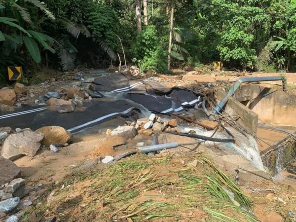 Jalan Janda Baik - Genting Sempah, Bukit Tinggi Ditutup Akibat Tanah ...