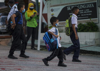 Murid Sekolah Kebangsaan Petaling Jaya, Selangor memulakan sesi persekolahan tahun 2022 awal Mac lalu. – UTUSAN/FARIZ RUSADIO