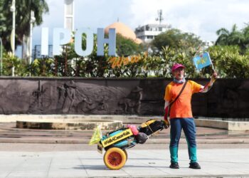 MUKHLIS Ilyas tiba di Ipoh semalam setelah berjalan kaki sejauh 290 kilometer dari Kangar, Perlis selama seminggu.  - UTUSAN/MUHAMAD NAZREEN SYAH MUSTHAFA