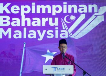 ZAMANI Ibrahim berucap pada majlis sambutan Hari Raya Aidilfitri 2022 Parti Berjasa di Hotel Tamu, Kuala Lumpur. - UTUSAN/FARIZ RUSADIO