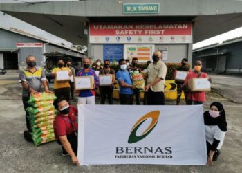 PENERIMA Kotak Sumbangan IKHLAS untuk Malaysia bersama warga kerja Bernas di Kuching, Sarawak.