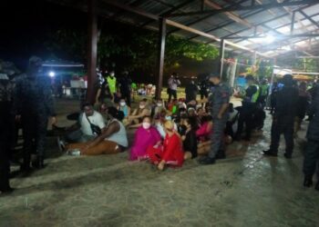 SEKUMPULAN warga asing yang berparti bagi menyambut ambang tahun baharu 2022 di Pantai 2, Batu 8 di Telok Kemang, Port Dickson ditahan polis kerana tidak memiliki pasport yang sah dan visa telah tamat tempoh.