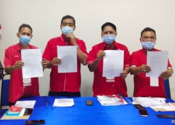 JEMALE Paiman (dua dari kanan) menunjukan surat Ketua-ketua Cawangan Bahagian Bersatu Johor Bahru yang sebulat suara hilang kepercayaan terhadap Abdull Bakar Ali dalam sidang akhbar di Johor Bahru hari ini. - FOTO/BAAZLAN CHE IBRAHIM