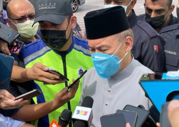 MOHD. Annuar Zaini ditemui pemberita di luar Istana Kinta di Ipoh hari ini. -- UTUSAN/SHAARANI ISMAIL