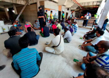 SEBAHAGIAN pekerja warga asing yang diperiksa di sebuah tapak pembinaan di Bertam, Kepala Batas, Pulau Pinang hari ini.