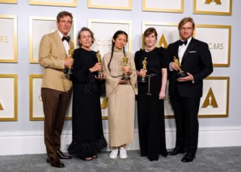 CHLOE ZHOE (tengah) diapit pelakon lain selepas filem arahannya dijulang sebagai Filem Terbaik Oscar edisi ke-93 di Los Angeles. -AFP