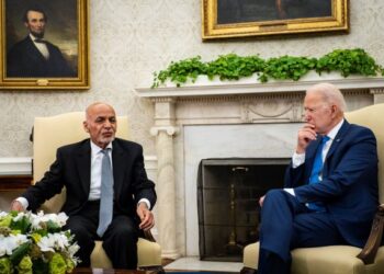 PRESIDEN AS, Joe biden menerima kunjungan presiden Afghanistan, Ashraf Ghani di Pejabat Oval, White House, semalam. -AFP