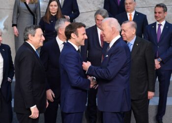 JOE BIDEN bersalaman dengan Emmanuel Macron semasa menghadiri sidang kemuncak NATO di Brussels.-AFP