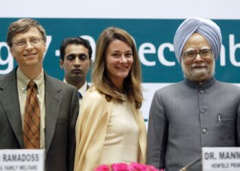 Bill dan Melinda Gate bersama Perdana Menteri India, Manmohan Singh pada satu majlis di New Delhi India pada 2005. - AFP