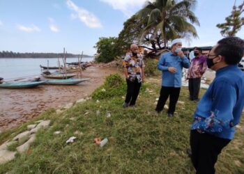 IZANI Husin (tengah) meninjau lokasi untuk membina jeti baharu di Kuala Besar, Kota Bharu bagi keselesaan masyarakat setempat menggunakan perkhidmatan bot tambang untuk ke pasar terapung di Pulau Suri, Tumpat. - FOTO/ROHANA MOHD. NAWI