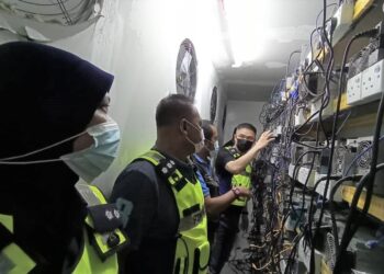 HOO Chang Hook (kanan) ketika mengetuai Op Bitcoin Operasi Bersepadu di lima premis di tiga lokasi di Jempol, Negeri Sembilan, semalam.