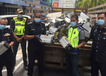 MOHAMAD Noor Yusof Ali (tiga dari kiri) menunjukkan mesin bitcoin yang dirampas hasil tangkapan ke atas tujuh lelaki yang dipercayai melakukan pecah rumah di premis bangunan dekat Sungai Karang, Kuantan, Pahang. - FOTO/DIANA SURYA ABD. WAHAB