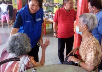 TEE Hooi Ling (dua dari kiri) ketika menyapa beberapa pengundi Cina di sebuah tokong di Taman Eng Ann, Klang, Selangor.-UTUSAN/ MOHAMAD NAUFAL MOHAMAD IDRIS