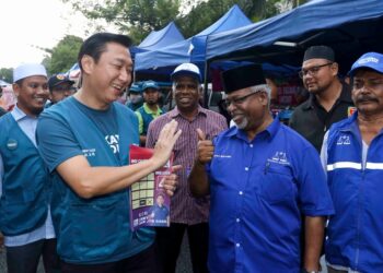 SYED Ibrahim Kadir (dua kanan) dan Chew Jyh Gang bertemu ketika mengadakan kempen 'walkabout' di Pasar Malam Taman Pinggiran Putra, Puchong, Selangor. - UTUSAN/FAISOL MUSTAFA