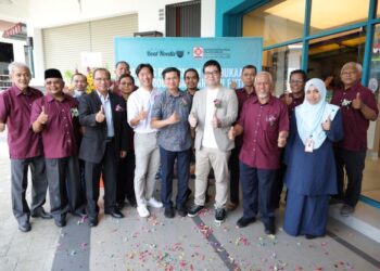 Tony Lim Chin Hau (empat dari kiri), Pengarah Perolehan FELDA, Datuk Rizal Abdul Rahim, Yoshito Higashiyama dan Safie Muda ketika majlis pembukaan cawangan terbaharu Boat Noodle di Bandar Seri Putra, Bangi, Selangor, yang merupakan francais pertama Boat Noodle dan KOGUNA, semalam.