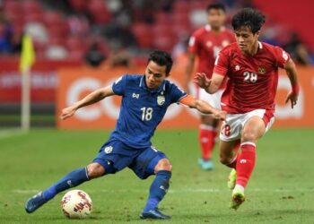 AKSI perlawanan akhir Piala AFF antara Indonesia dan Thailand di Stadium Nasional Singapura, kelmarin.-AFP