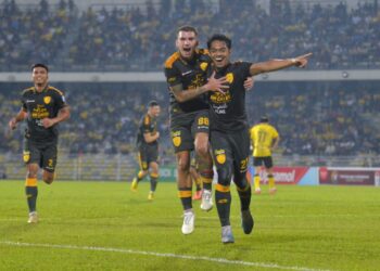 PEAIN Kedah Darul Aman FC, Muhammad Arif Farhan Md. Isa (kanan) meraikan jaringannya bersama rakan sepasukan ketika menentang Perak FC dalam perlawanan Liga Super di Stadium Perak, Ipoh hari ini. UTUSAN/ZULFACHRI ZULKIFLI