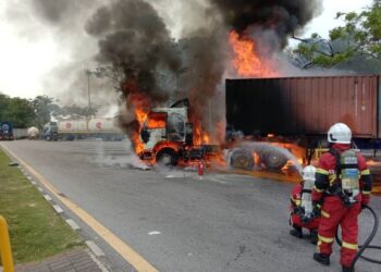 TRELER membawa muatan minyak masak terpakai terbakar di Hentian R&R Ayer Keroh, Melaka. - UTUSAN/DIYANATUL ATIQAH ZAKARYA