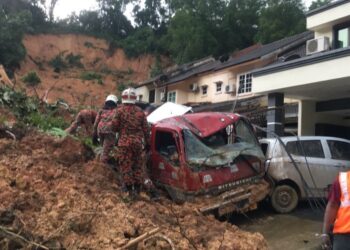 PASUKAN Bomba membawa keluar seorang mangsa dipercayai warga emas yang tertimbus di Taman Bukit Permai, Ampang.