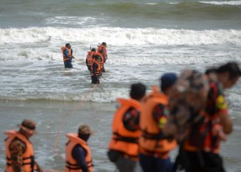 PASUKAN penyelamat melakukan operasi mencari dan menyelamat Naim Hariri Kamaruddin di pantai sebuah resort di Kelulut, Marang.