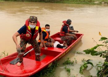 ANGGOTA bomba dan penyelamat membawa mayat Irdina Aleesya yang ditemukan lemas di Sungai Sedim dekat Kampung Bikan Atas, Labu Besar, Kulim, Kedah, hari ini.