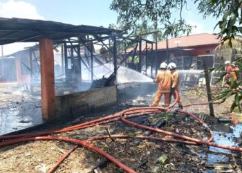 BOMBA memadamkan kebakaran di rumah pasangan suami isteri di Kampung Bakau Tinggi, Chukai di Kemaman, Terengganu, hari ini.