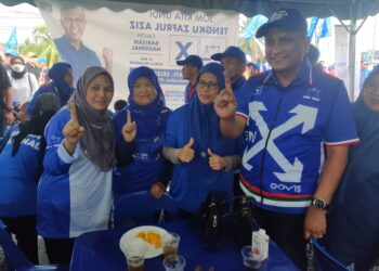 REEZAL Merican (kanan) beramah mesra dengan rakyat pada program di Kampung Bunut Cherakah, Kuala Selangor, Selangor, petang tadi. -UTUSAN/ ISKANDAR SHAH MOHAMED