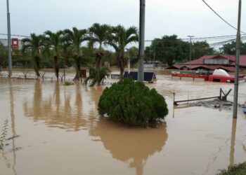 SEBUAH jentera bomba yang membawa tujuh anggota dari Balai Bomba Masjid Tanah, Melaka terperangkap dalam banjir ketika menjalankan operasi  mengalihkan pokok tumbang.