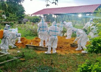 PASUKAN Khas Covid-19 di Balai Bomba dan Penyelamat (BBP) Kuala Terengganu antara yang terlibat dalam menguruskan jenazah pesakit Covid-19. - UTUSAN/PUQTRA HAIRRY ROSLI