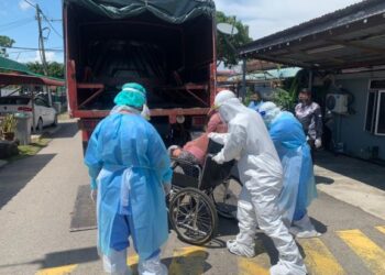 PASUKAN bomba dari BBP Bukit Katil, Melaka mengangkat wanita seberat 150 kg yang sesak nafas untuk dihantar ke hospital. - UTUSAN/DIYANATUL ATIQAH ZAKARYA