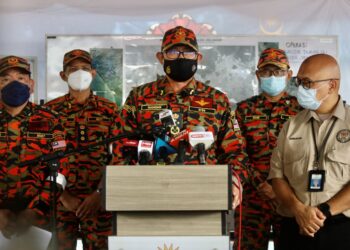 MOHAMMAD Hamdan Wahid (tengah) dalam sidang akhbar berhubung situasi terkini banjir di Taman Sri Muda, Shah Alam, Selangor hari ini. - UTUSAN/ZULFADHLI ZAKI