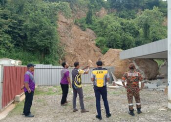 KEADAAN bongkah batu yang menghempap sub stesen TNB di sebuah ladang ternakan di Kampung Raja Musa, Bestari Jaya, Kuala Selangor, Selangor.