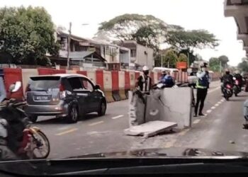 KERJA-KERJA mengalih bongkah konkrit yang terjatuh dari sebuah lori di Lebuh Ampang, Selangor sedang dijalankan. - IHSAN PEMBACA