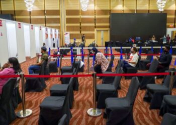 Dewan Pusat Pemberian Vaksin Pusat Dagangan Dunia (WTC) di Kuala Lumpur, semalam lengang berikutan masih ramai penerima vaksin yang enggan mendapatkan dos penggalak. – utusan/SHIDDIEQIIN ZON