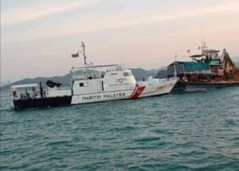 KAPAL KM Tenggol milik Maritim Malaysia membantu menyelamatkan 30 kru kapal yang hampir karam selepas terlanggar batu di hadapan Resort World Langkawi di kedudukan 0.3 batu nautika utara Pulau Singa Besar, Langkawi, hari ini.