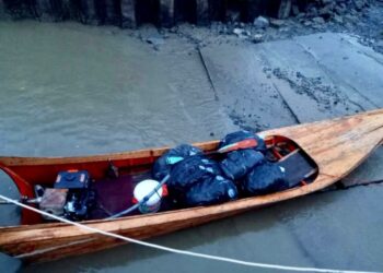 BOT kayu membawa bungkusan daun ketum yang dirampas Maritim Malaysia di perairan Kuala Perlis, semalam.