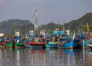 BOT-bot  nelayan perikanan laut dalam tersadai selepas hampir 15 bulan tidak dapat ke laut berikutan ketiadaan pekerja di Kuala Perlis beberapa bulan lalu. - UTUSAN/SHAHIR NOORDIN