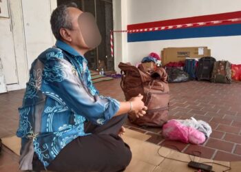 WARGA emas yang hanya mahu dikenali sebagai Din memilih menjadi gelandangan di sekitar Georgetown, Pulau Pinang sejak lebih setahun lalu ekoran masalah dengan keluarga. - UTUSAN/ NOOR HASLIZA NUSI