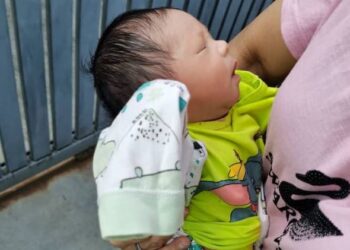 BAYI lelaki yang masih bertali pusat ditemukan orang ramai sebelum melaporkan perkara itu kepada polis di Taman Johor, Skudai, Johor Bahru, Johor.