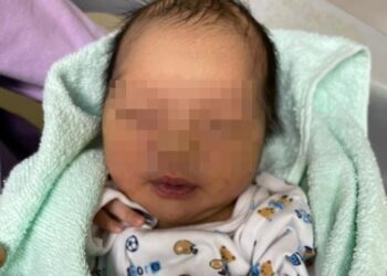 SEORANG bayi lelaki ditemukan ditinggalkan dengan sekeping nota di hadapan pintu pagar Persatuan Perkembangan Kesihatan Pulau Pinang, Jelutong di sini malam tadi.