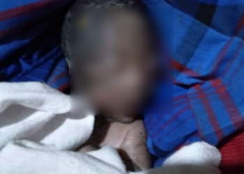 BAYI lelaki yang ditemukan di bawah kolong sebuah rumah di Kampung Dasar Baru, Lahad Datu, Sabah semalam