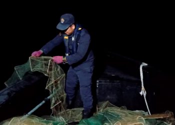 ANGGOTA Maritim Malaysia memeriksa bubu naga di kawasan Pulau Talang Segari dekat Lumut kelmarin. - UTUSAN/GAMBAR IHSAN MARITIM MALAYSIA 


LUMUT 21 JANUARI 2021: ANGGOTA Maritim Malaysia Perak merampas bubu di kawasan Pulau Talang Segari dekat Lumut kelmarin. - PEMBERITA: SHAMSUL KAMAL AMARUDIN/GAMBAR IHSAN MARITIM MALAYSIA PERAK