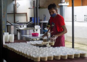 BUBUR lambuk disusun sebelum diedarkan secara percuma kepada orang ramai di Masjid Saidina Hamzah, Kampung Batu Muda, Kuala Lumpur.