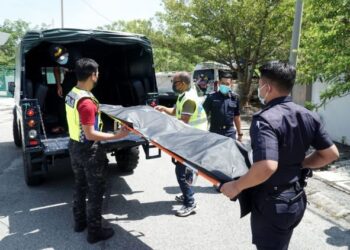 ANGGOTA polis mengangkat mayat Fayyadh Ukasyah Abdul Wahid yang ditemukan lemas di dalam lombong di Taman Kinta Baru di Gopeng, Ipoh, hari ini. - FOTO/ZULFACHRI ZULKIFLI